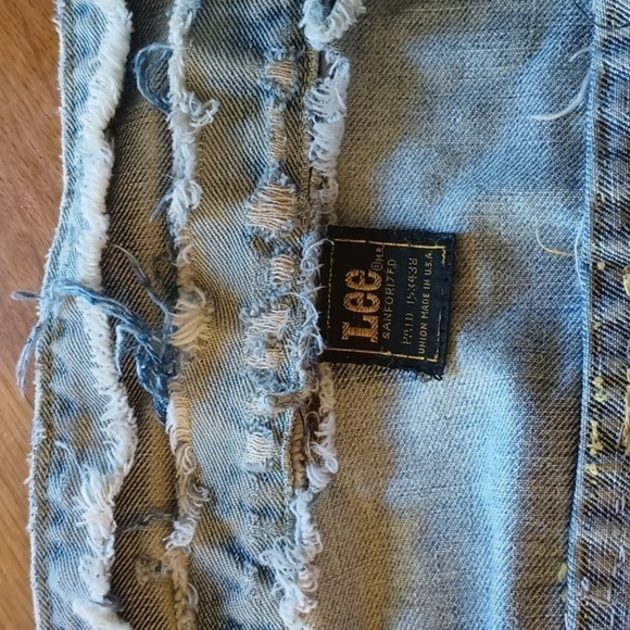 VINTAGE/ retro distressed Lee jean jacket. See measurements. Couple stains. - Picture 12 of 16